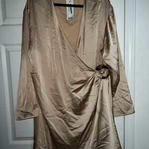 Boohoo Shirt/Dress
Wrap with clip
Size 20